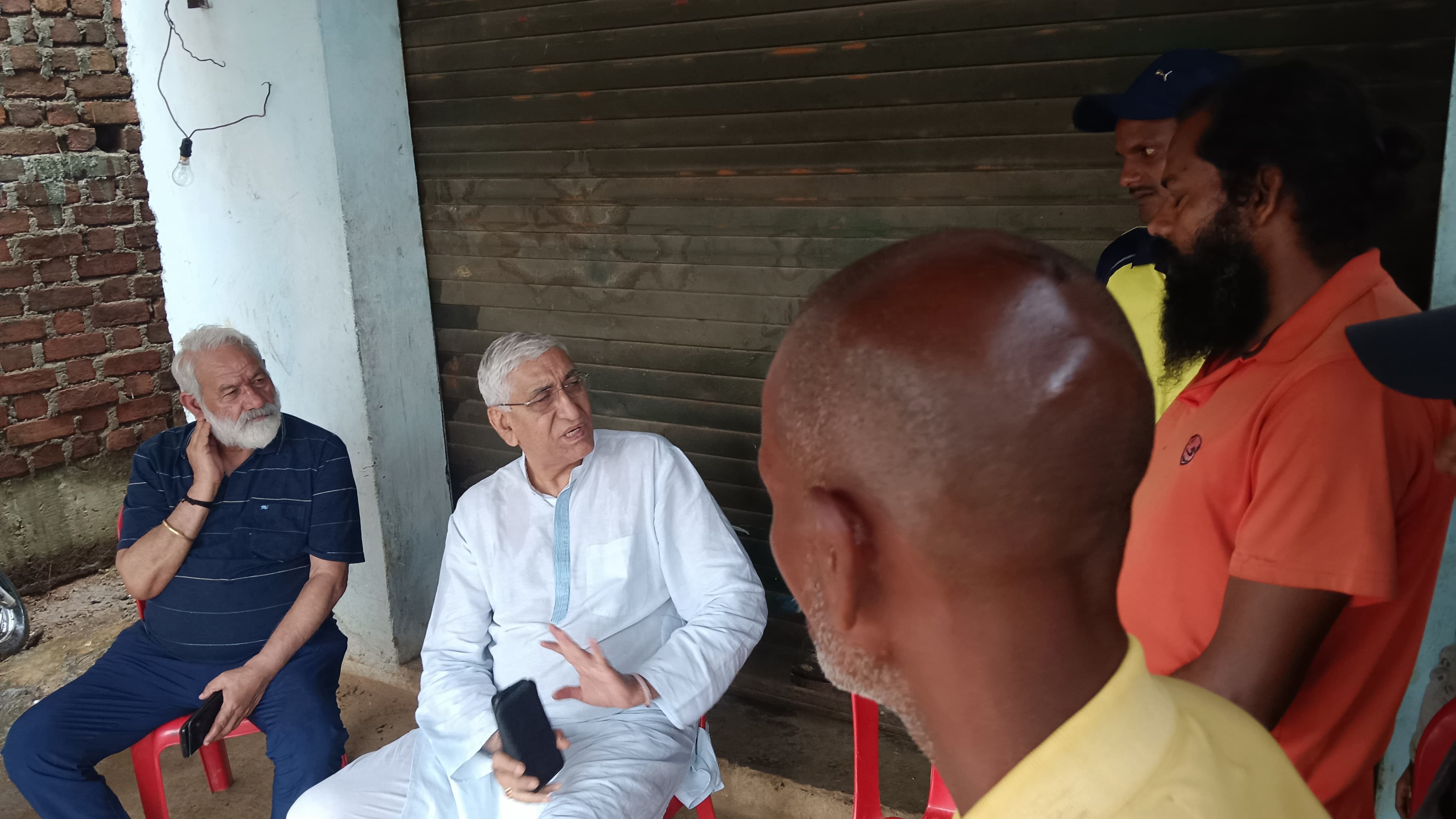 ट्रेन से उतरते ही सीधे डायरियाग्रसित ग्राम जगदीशपुर पहुंचे डिप्टी सीएम